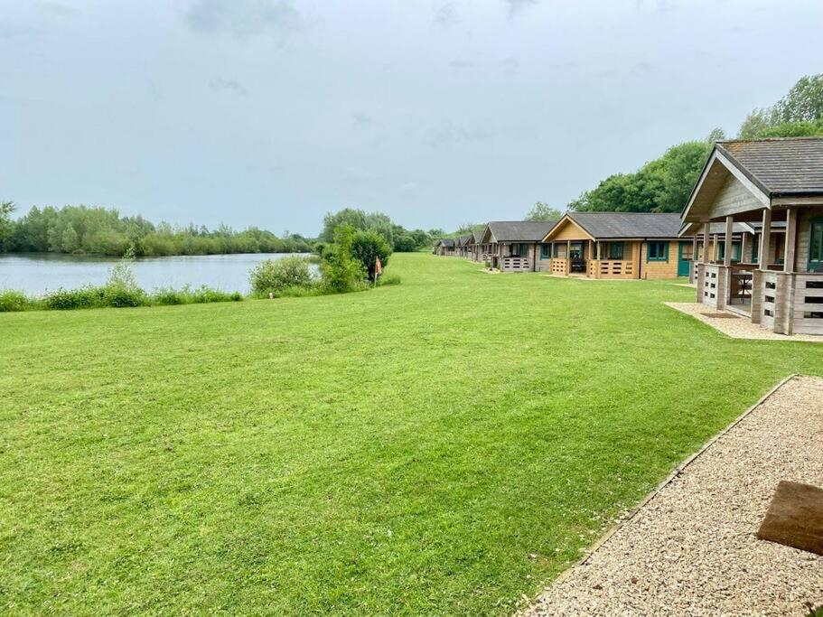 Lilly Lodge, Lake Pochard South Cerney Eksteriør bilde